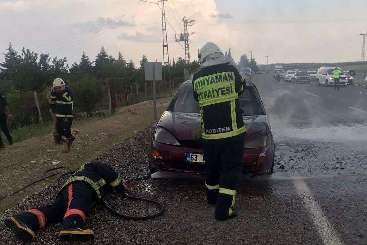 Adıyaman'da seyir halindeki otomobil yandı