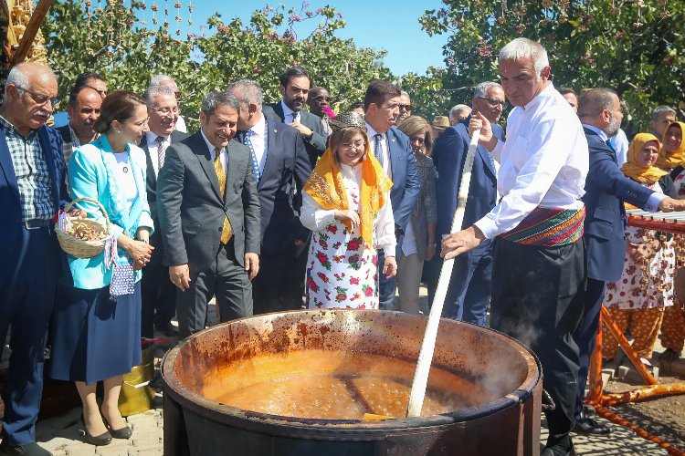 Bakan Ersoy, Gaziantep'te şire yaptı