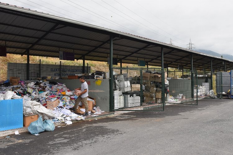 Bursa Yıldırım'da eski kitaplar kırtasiyeye dönüştü