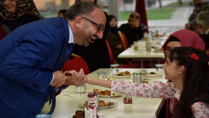 Engelliler Başkan Hüseyin Üzülmez ile Gönüllerince Eğlendi