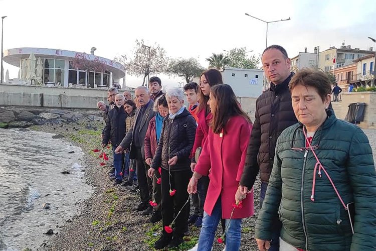 Üç fidan için Mudanya'dan denize karanfil