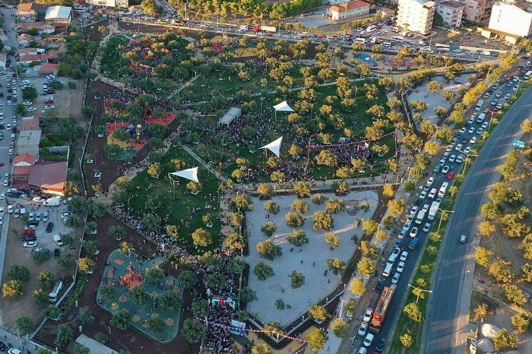 İzmir Bergama'da 8 bin kişiyle park açılışı
