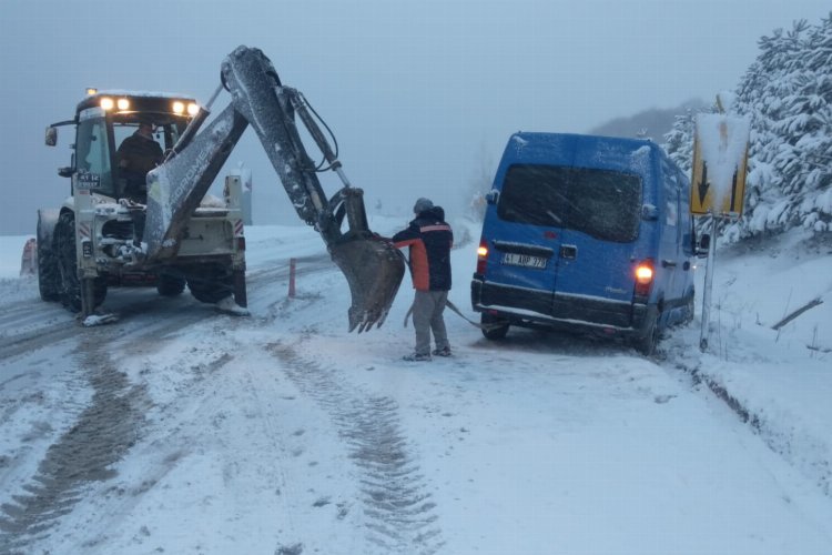 Kocaeli İzmit'te karla mücadeleye devam 