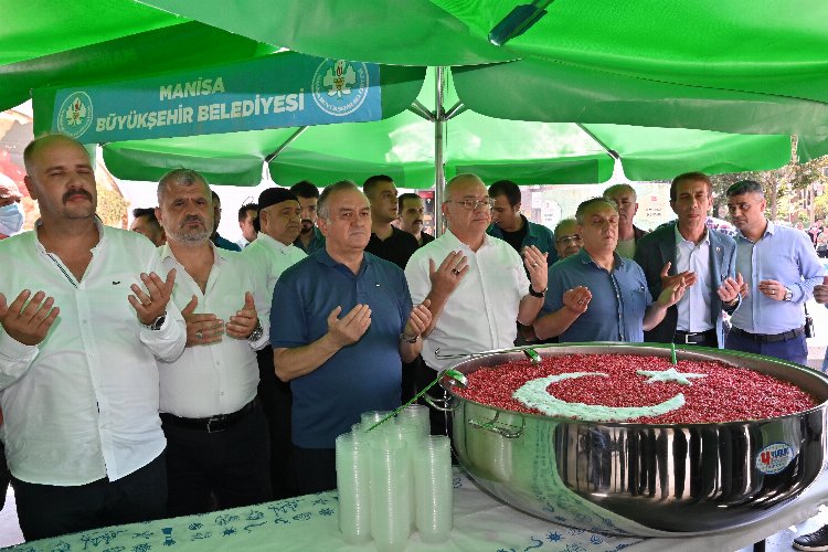 Manisa'da Demokrasi Meydanı'nda aşure hayrı