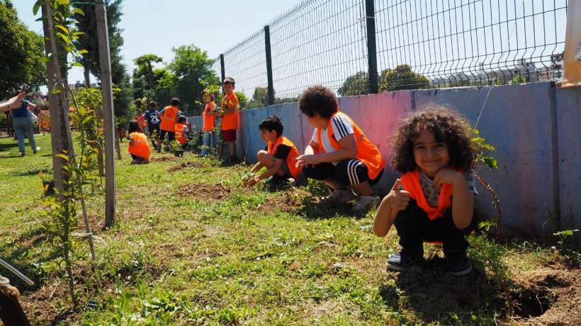 Minik eller doğa ile buluşuyor