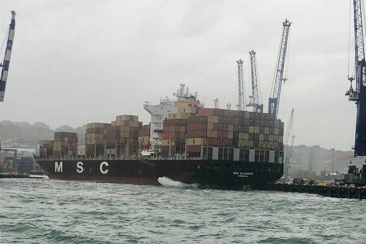 İstanbul'da lodostan dolayı gemiler karaya oturdu