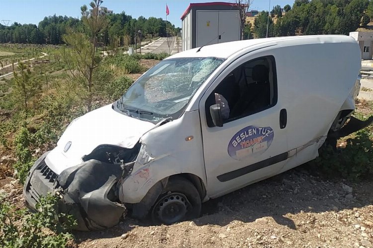 Adıyaman'da hafif ticari araç şarampole devrildi: 1 yaralı