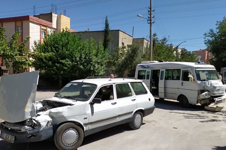 Adıyaman'da yolcu minibüsü otomobille çarpıştı: 4 yaralı