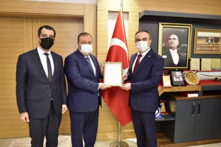Başkan Ramazan, zeytinyağının coğrafi işaret belgesini Vali Soytürk'e takdim etti 