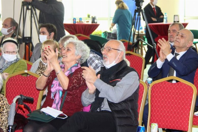 İBB'den yaş almışlara teknoloji hediyesi 