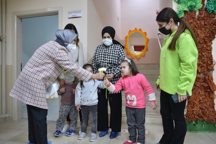 Bursa'da anneleriyle birlikte öğrenci oldular