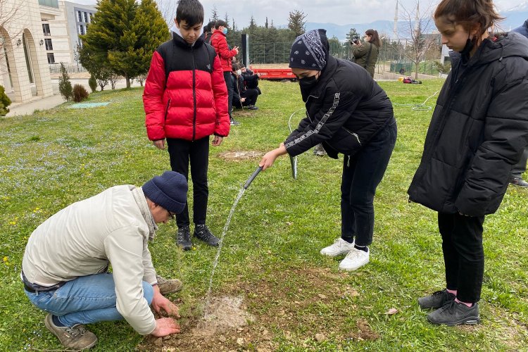 Bursa'da lise öğrencileri fidanları üniversite yerleşkesine dikti