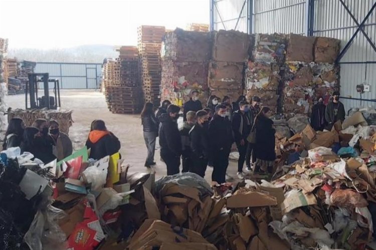 Bursa Mustafakemalpaşa'da liseli gençlerden geri dönüşüm 