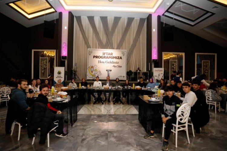 Bursa İnegöl'de Başkan Taban 400 gençle iftarda buluştu