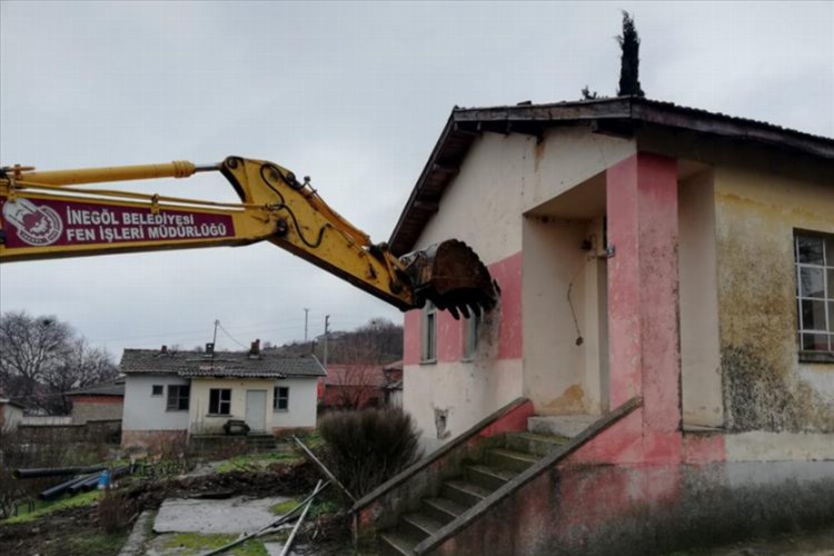 Bursa İnegöl'de metruk yapı ev eski okul binaları yıkıldı 