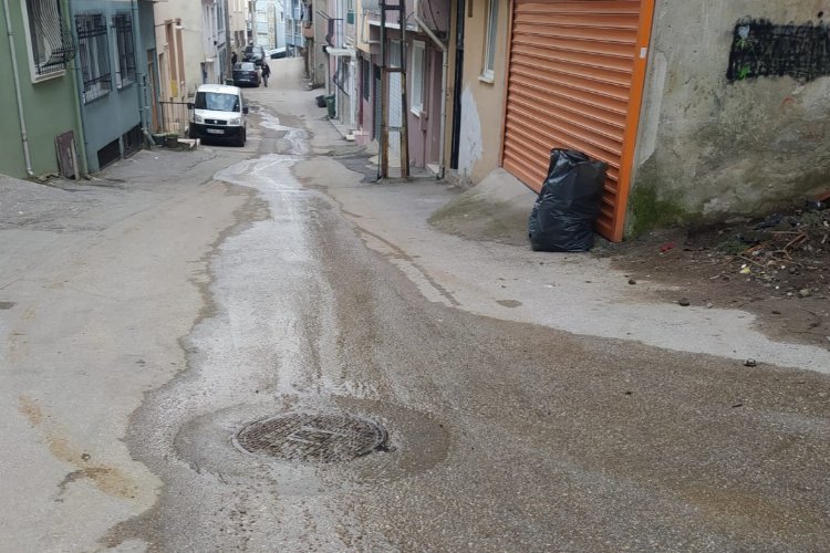 Bursa'nın o mahallesinde binadakiler uzlaşamadı, pislikler sokağa aktı