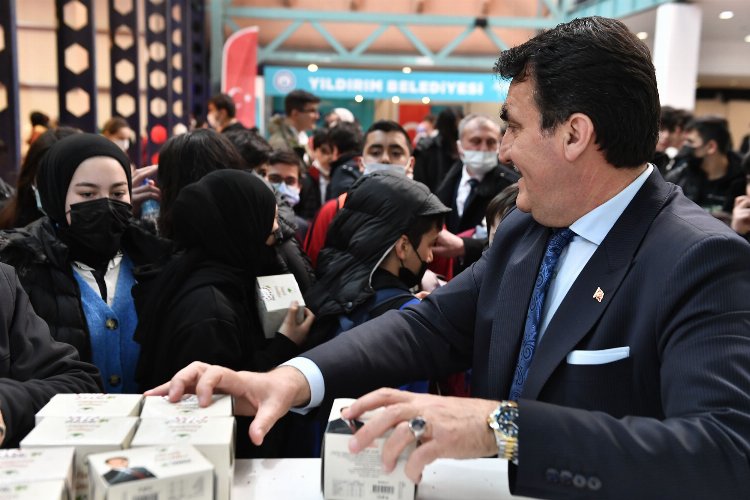 Bursa Osmangazi Belediye Başkanı Dündar Kitap Fuarı'nı ziyaret etti 