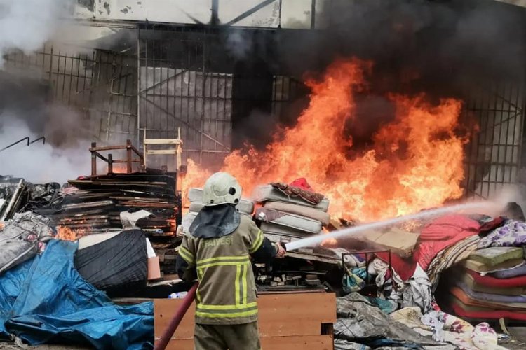 Bursa Osmangazi'de hurda deposunda yangın