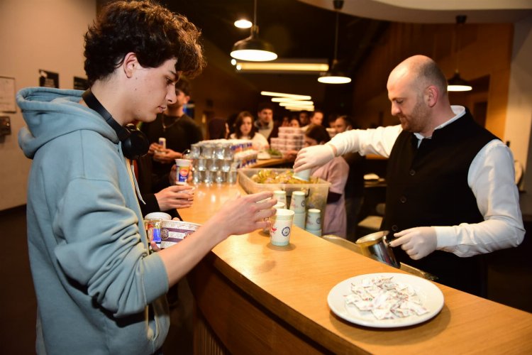 Bursa Yıldırım'da Uyumayan Kütüphane'de öğrencilere iftar ve sahur 