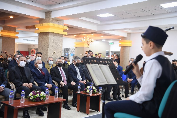 Büyükkılıç'tan Kuran-ı Kerim'i hıfzeden 58 öğrenciye tebrik ve hediye 