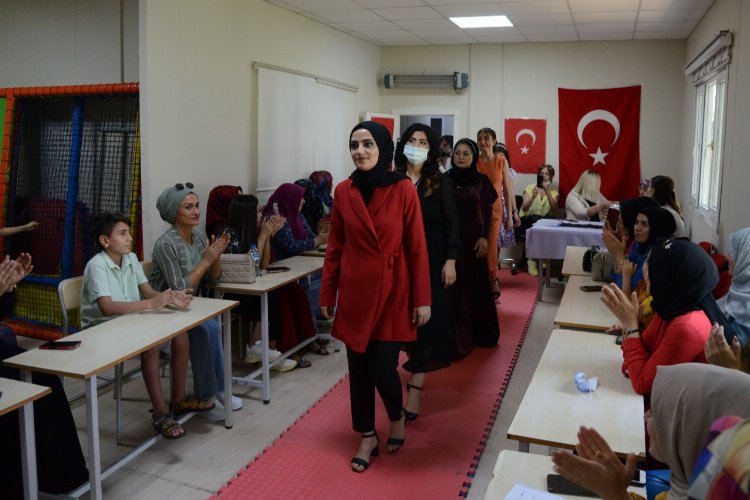 Diyarbakır'da kursiyerler defilede hünerlerini sergiledi