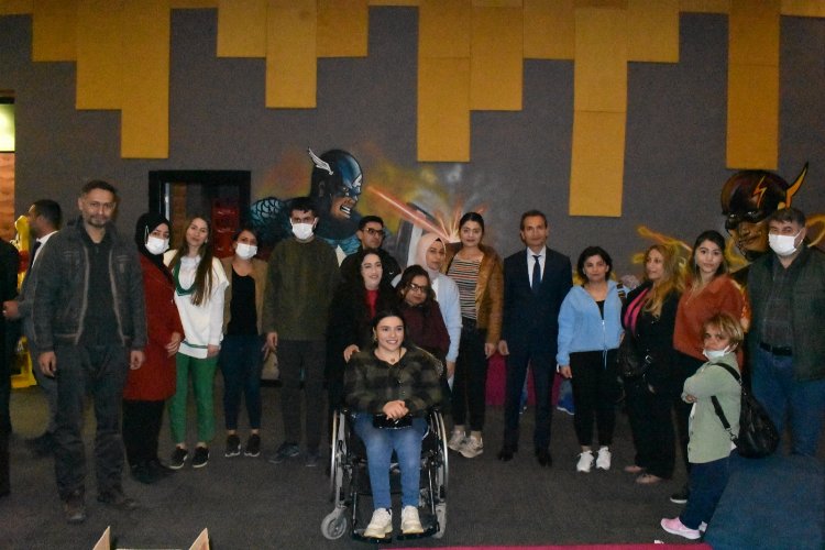 Engelli bireyler ile şehit yakınları ve gaziler 'Malazgirt 1071' filmini izledi