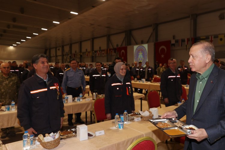 Erdoğan Ramazan'ın son iftarını tersane işçileriyle yaptı