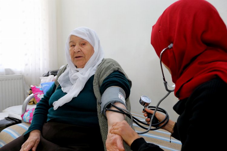Gaziantep'te yaşlılara evde tedavi, gençlere istihdam şansı 
