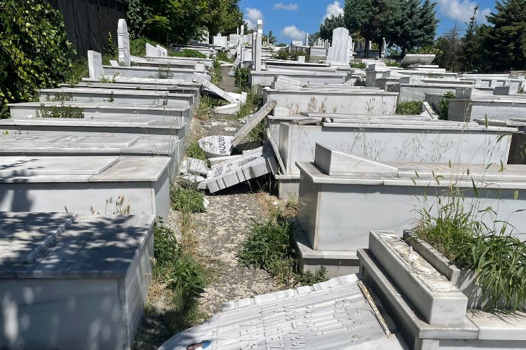 İstanbul'da Yahudi Mezarlığı'na saldırı... 36 mezar taşı kırıldı!