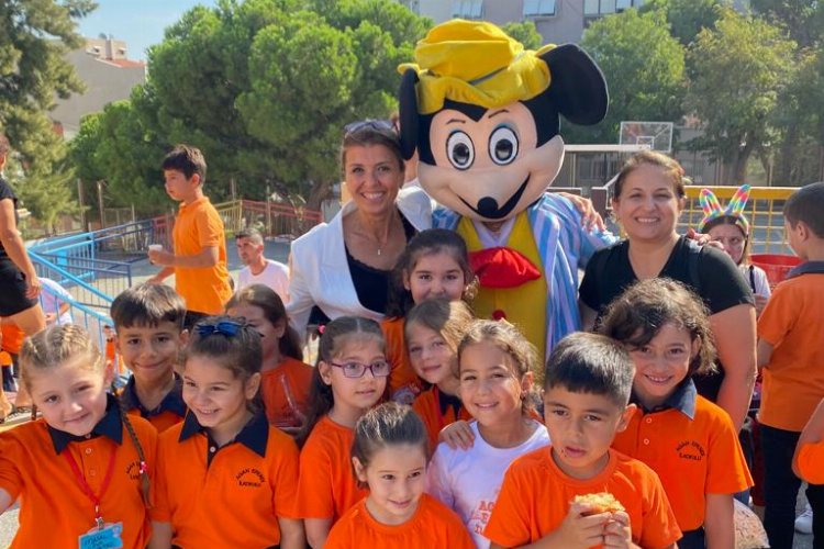 İzmir Karabağlar'da okula Mickey Mouse ile başlangıç
