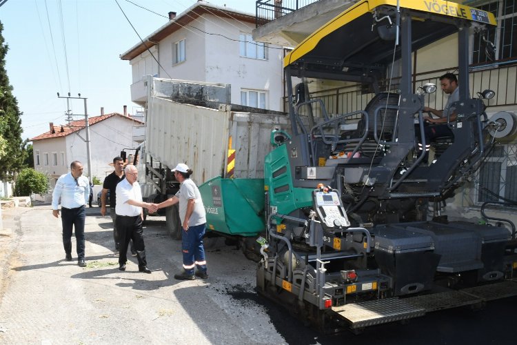 İzmir Karabağlar kendi ürettiği asfaltı sokaklara seriyor