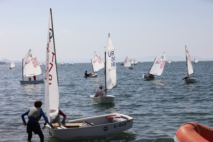 İzmir Narlıdere'de yelken yarışlarına rekor katılım