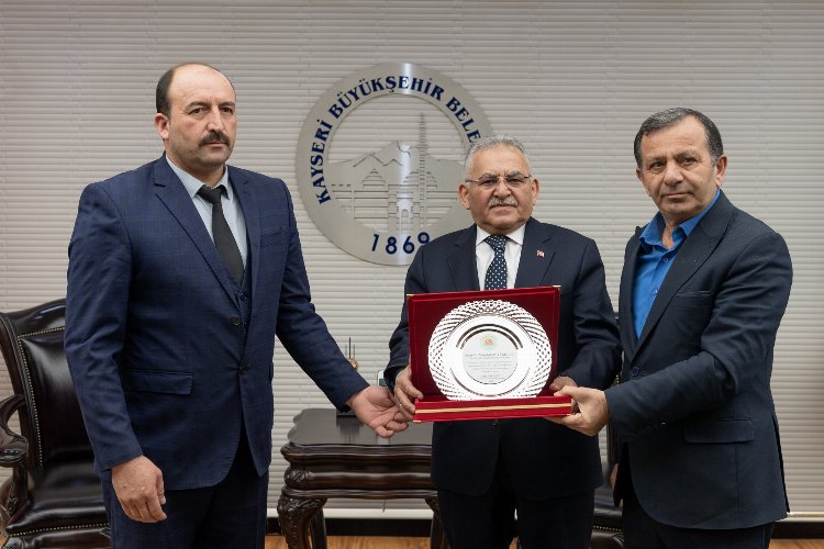 Kayseri'de Başkan Büyükkılıç'a Tomarza çiftçileri adına 'Teşekkür' plaketi 