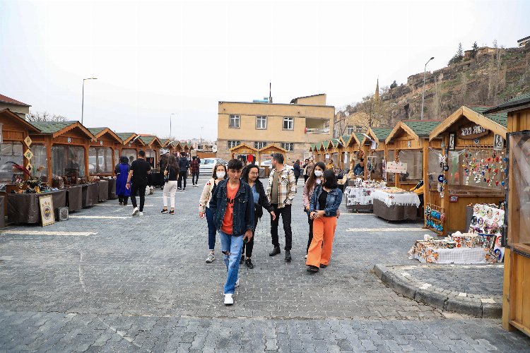 Kayseri Talas'ta Maharetli Eller Kadın Üretici Pazarı’na yoğun ilgi 