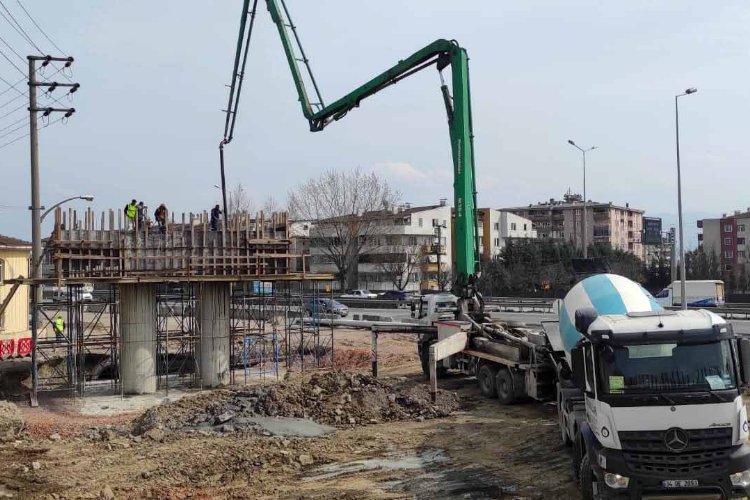 Kocaeli'nde tramvay hattında kiriş imalatı sürüyor