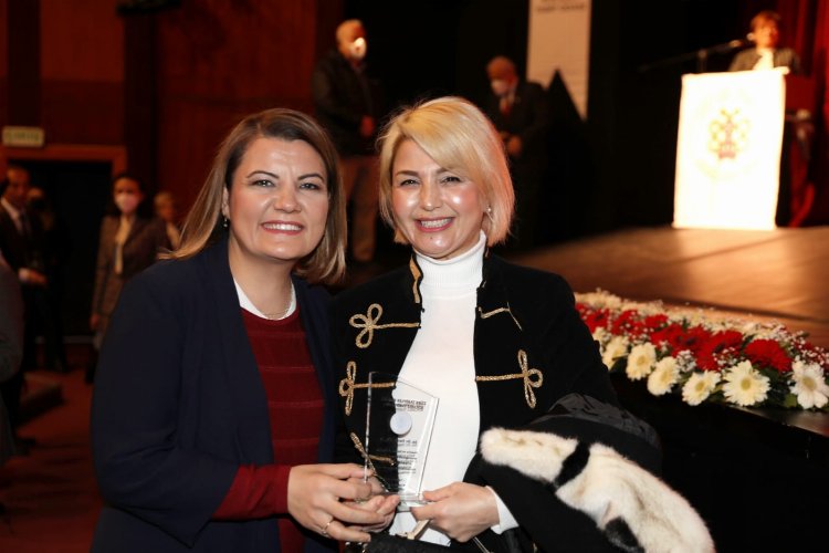 Kocaeli İzmit'te 50. yılını dolduran doktorlara plaket 