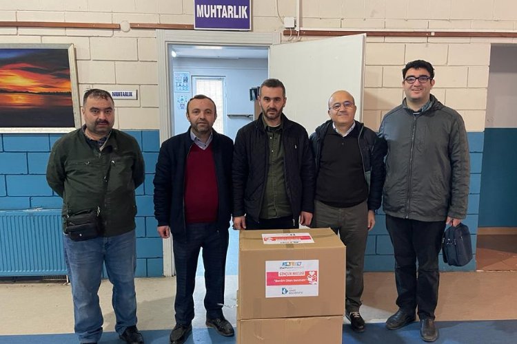 Kocaeli İzmit'te gençler kıyafet dağıttı