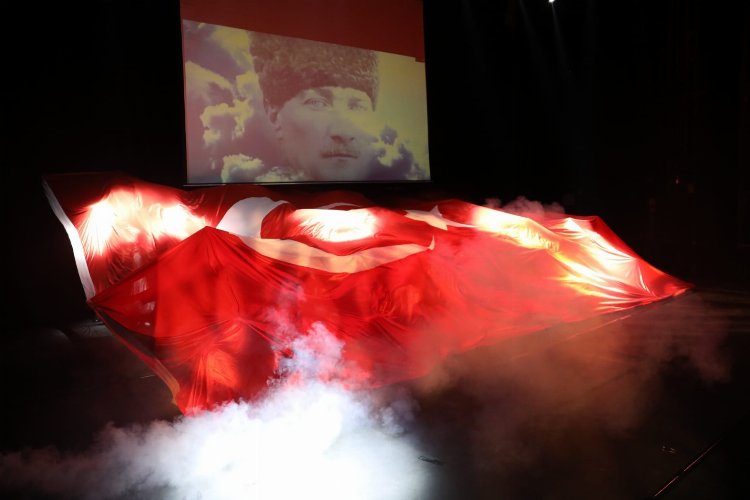 Kocaeli İzmit'te ‘İstiklal Uğruna’ tiyatral dans gösterisi yapıldı 
