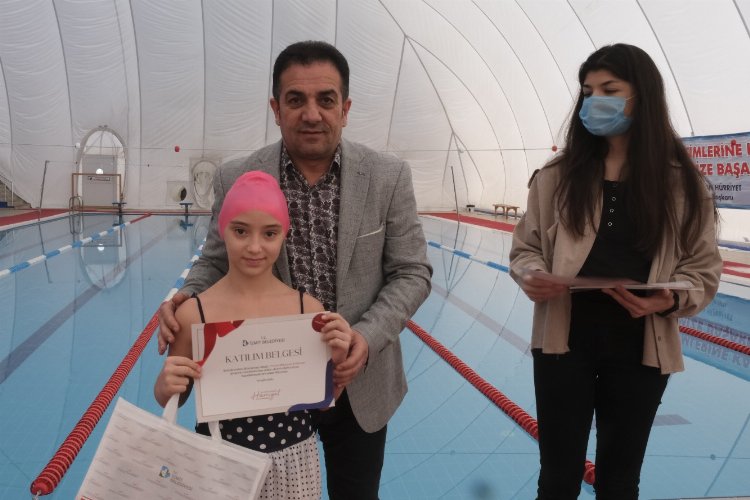 Kocaeliİzmit Belediyesi ile 25 çocuk yüzme sporuna adım attı