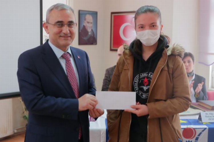 Kütahya'da Başkan Işık en fazla kitap okuyan öğrencileri ödüllendirdi 
