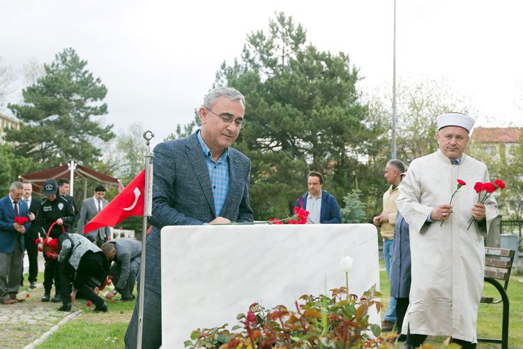 Kütahya'da şehitler kabirleri başında anıldı