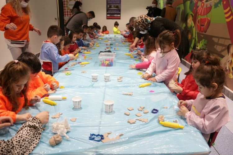 Kütahya'da çocuklar çini sanatıyla tanışıyor 