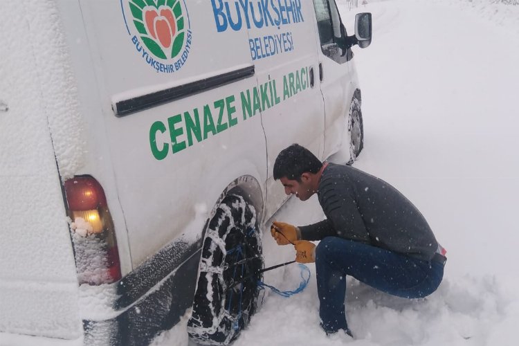 Malatya'da Mezarlıklar Müdürlüğünden zorlu kar mesaisi 