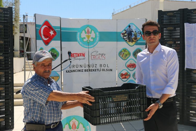 Manisa Selindi'de 2 bin zeytin kasası üreticilere dağıtıldı