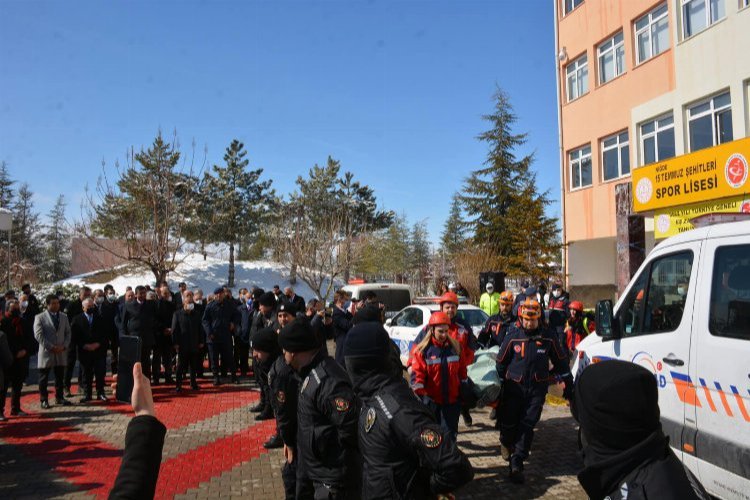 Niğde'de deprem tatbikatı gerçeğini aratmadı