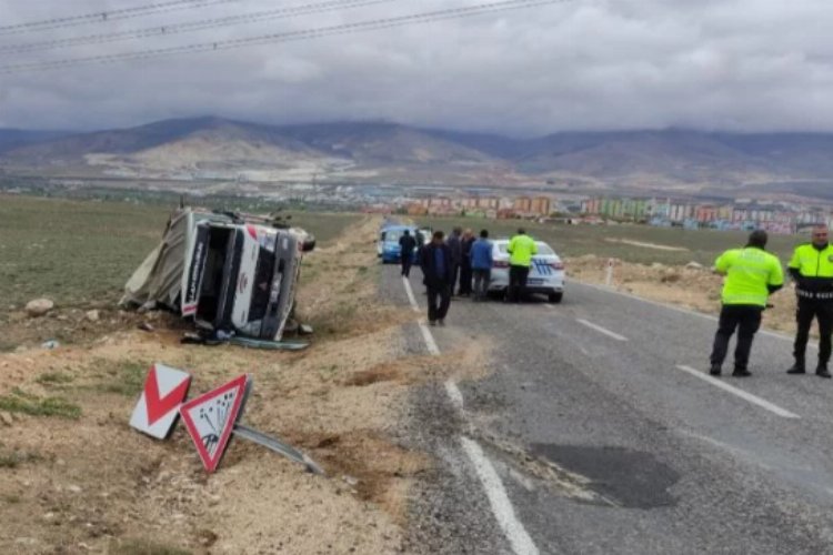 Niğde'de kamyonet devrildi: 2 yaralı