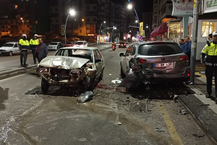 Niğde'de İsmet Sayın Caddesi'nde trafik kazası 