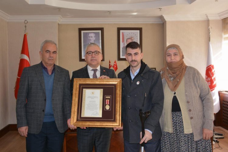Niğde Valisi Şimşek gazilere 'Devlet Madalyası'nı verdi 