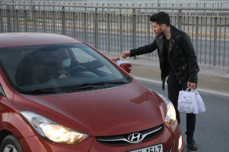 İstanbul Eyüpsultan'da trafikte kalan sürücülere iftariyelik 