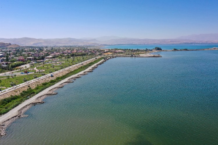 Van Gölü’nde dip çamuru temizleniyor